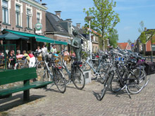 fietsers op het terras